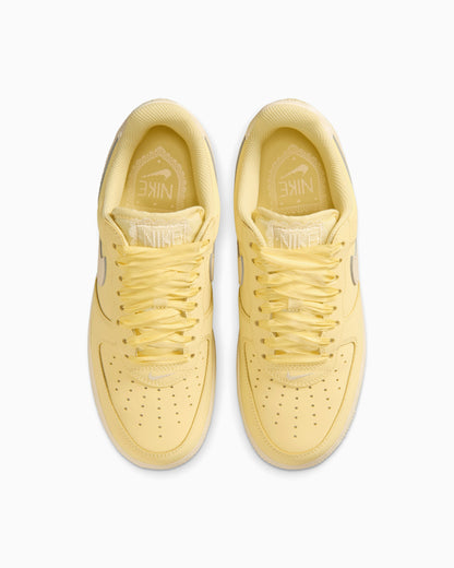 Nike Air Force 1 Low Rétro Premium lacets en ruban jaune clair (Femmes)
