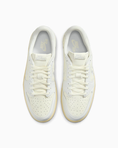 Air Jordan 1 Retro Low OG Swoosh fleuri