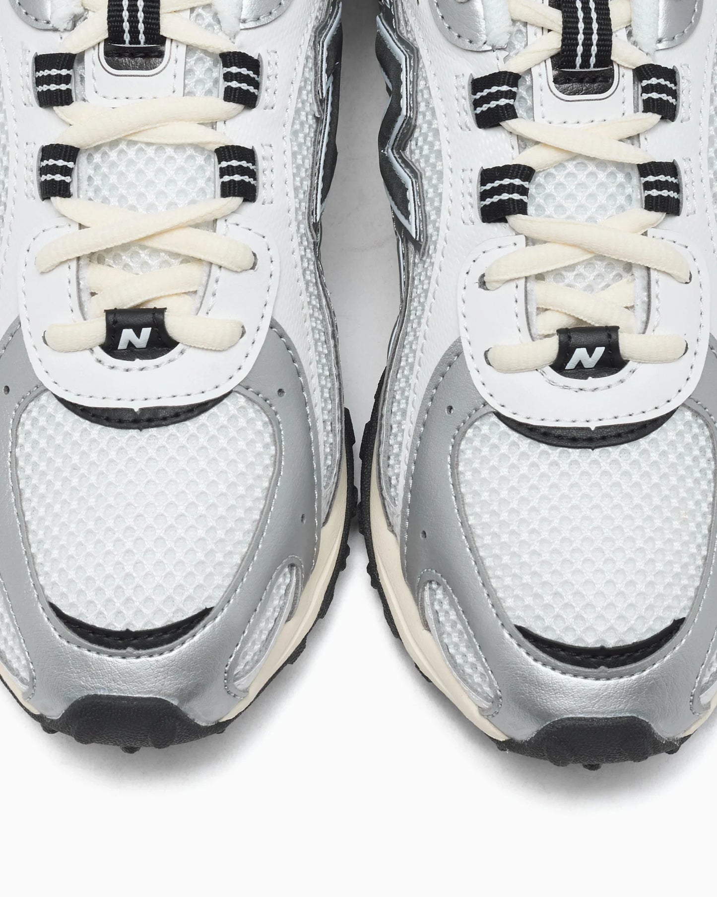 New Balance 204L argent métallisé et noir