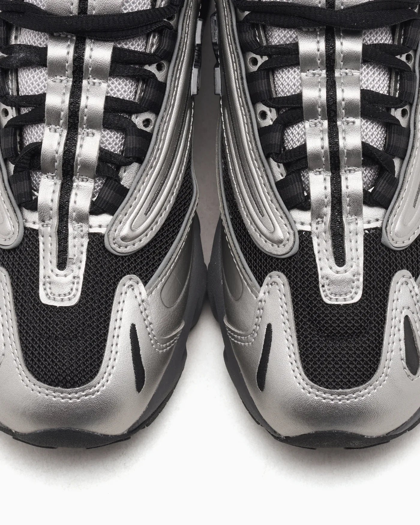 New Balance 1000 noir et argent métallique