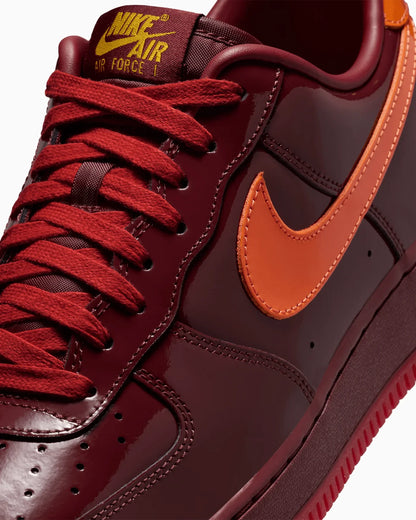 Nike Air Force 1 Low en cuir verni Rouge Team foncé et Orange de sécurité