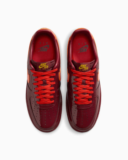 Nike Air Force 1 Low en cuir verni Rouge Team foncé et Orange de sécurité