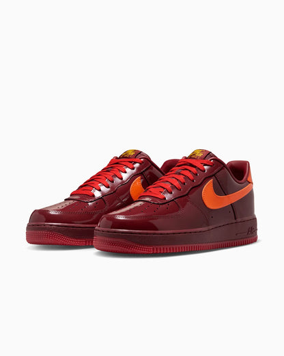 Nike Air Force 1 Low en cuir verni Rouge Team foncé et Orange de sécurité