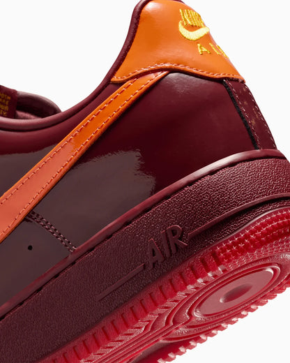 Nike Air Force 1 Low en cuir verni Rouge Team foncé et Orange de sécurité