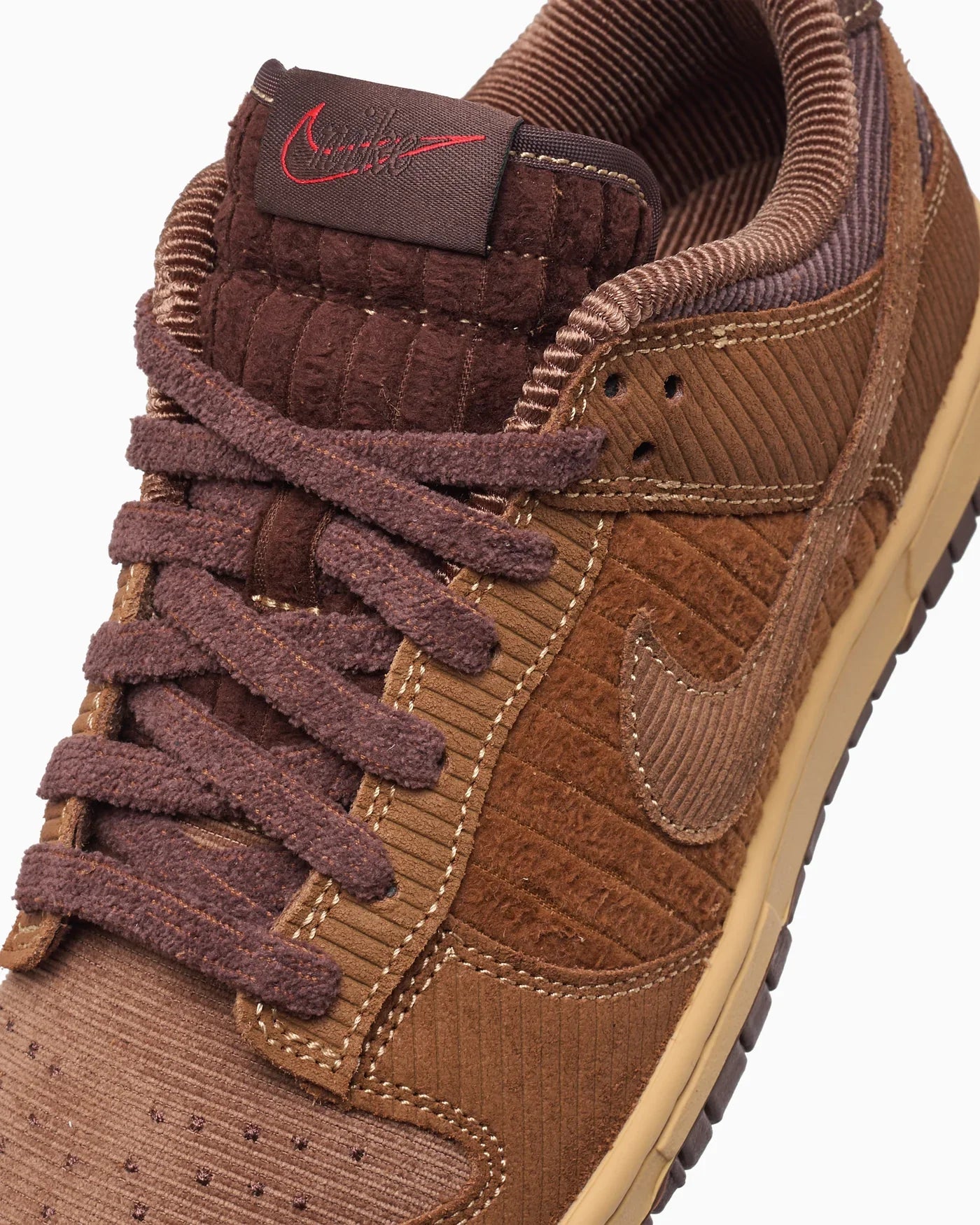 Nike Dunk Low Retro Premium British Tan clair en velours côtelé